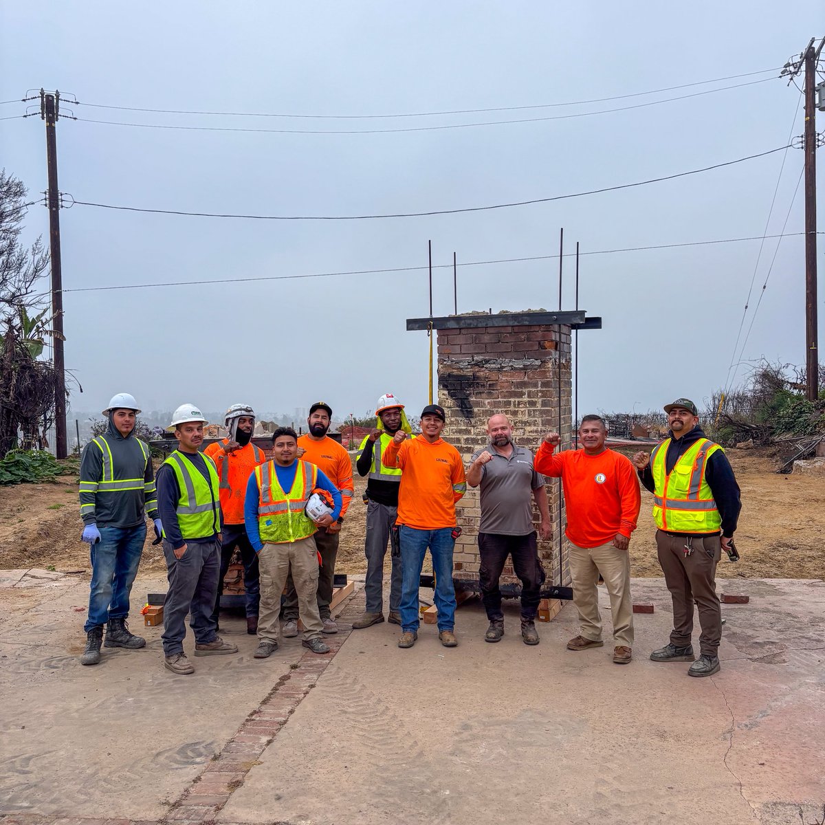 liunascdcl's tweet image. Our skilled Bricktenders and Laborers from Locals 300, 585, and 1309 including journeypersons, as well as apprentices and instructors from the Laborers Training School joined forces in the Pacific Palisades and Malibu to support Project Chimney