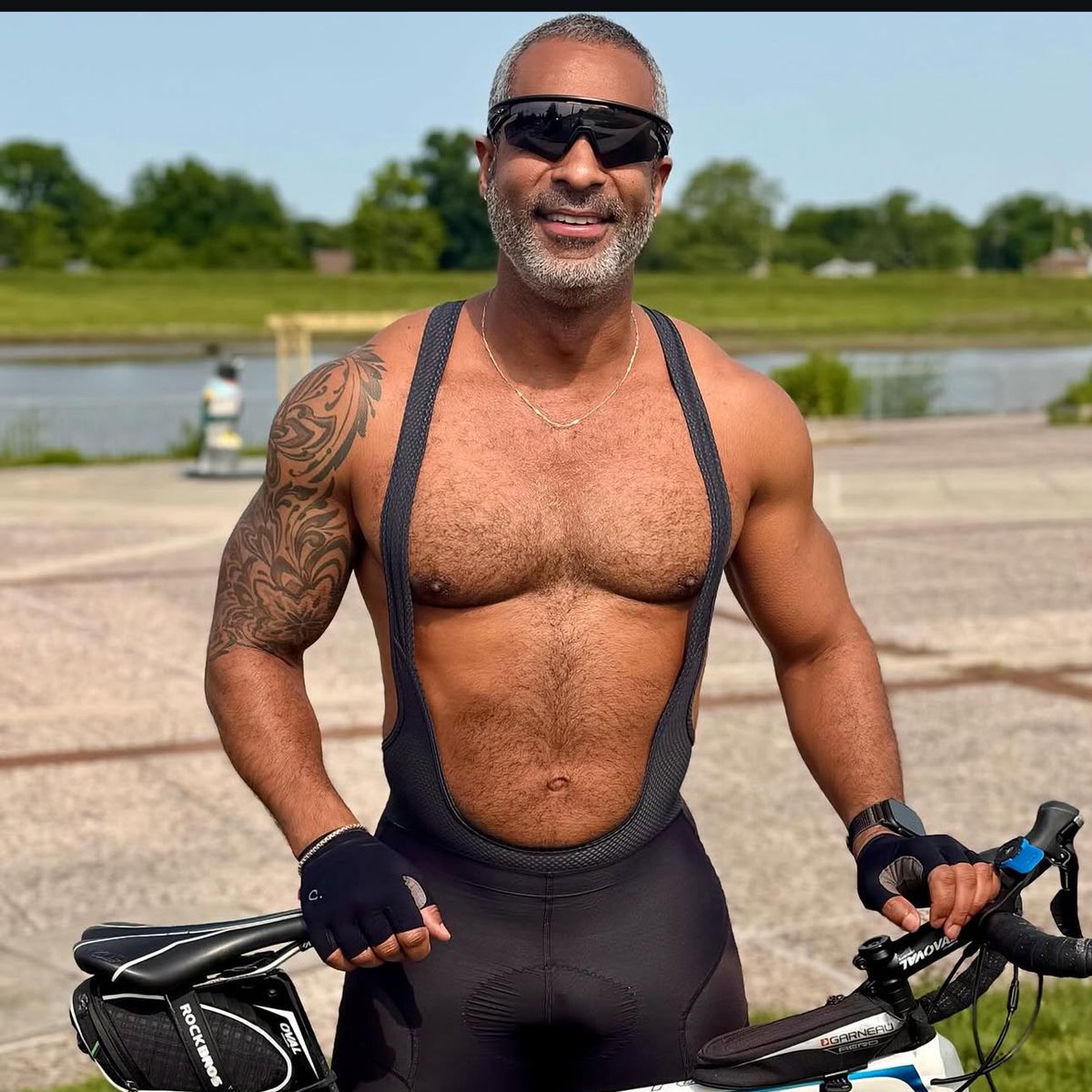 jackd's tweet photo. Asking for a friend… how you doin’? 😏

#Daddy #GayDaddy #FindThemHere #Jackd https://t.co/083J4aFfVi