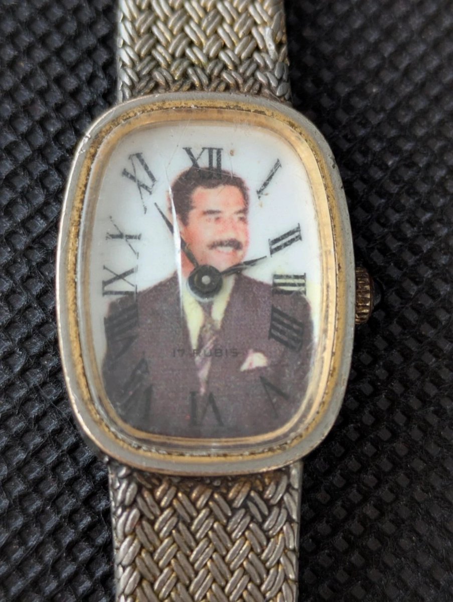 Désolé chérie, mais la montre Saddam Hussein reste durant le sexe.