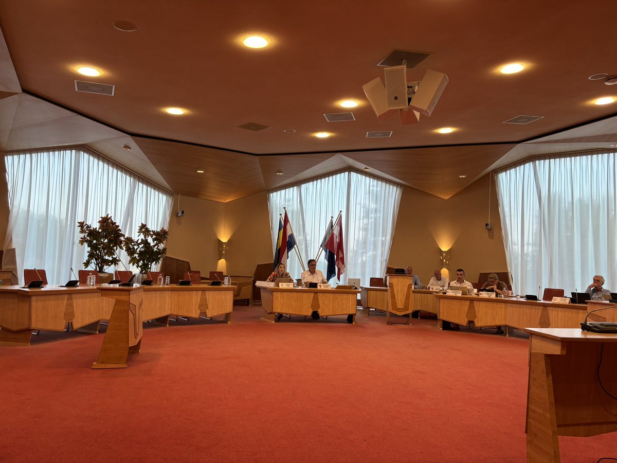 Met deze hoge temperaturen buiten is het heerlijk dat de <a href="/raadburen/">Gemeenteraad Buren</a> een oordeelsvormende raadsvergadering heeft geagendeerd in een heerlijk koele raadszaal. 😅