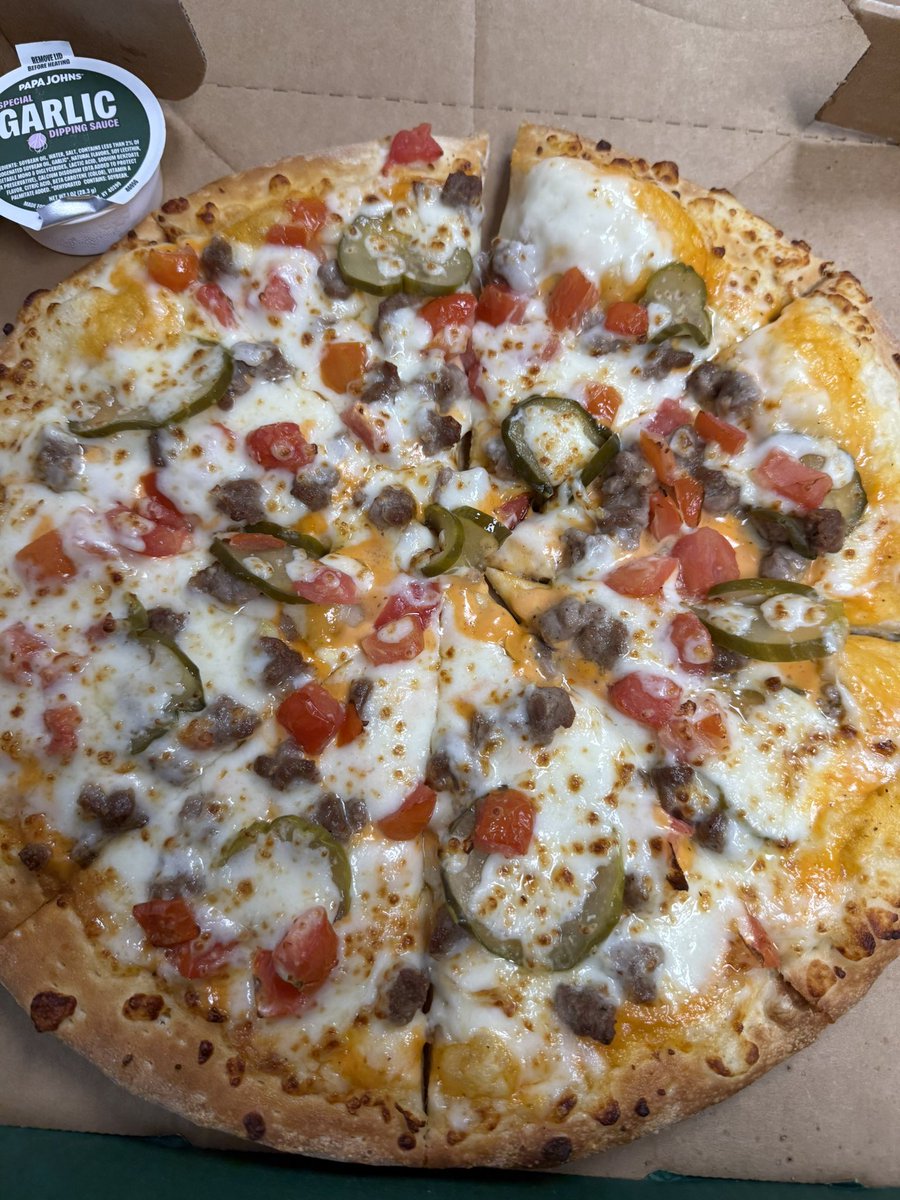 GOREJ1RA's tweet image. Papa John&apos;s cheeseburger pizza...