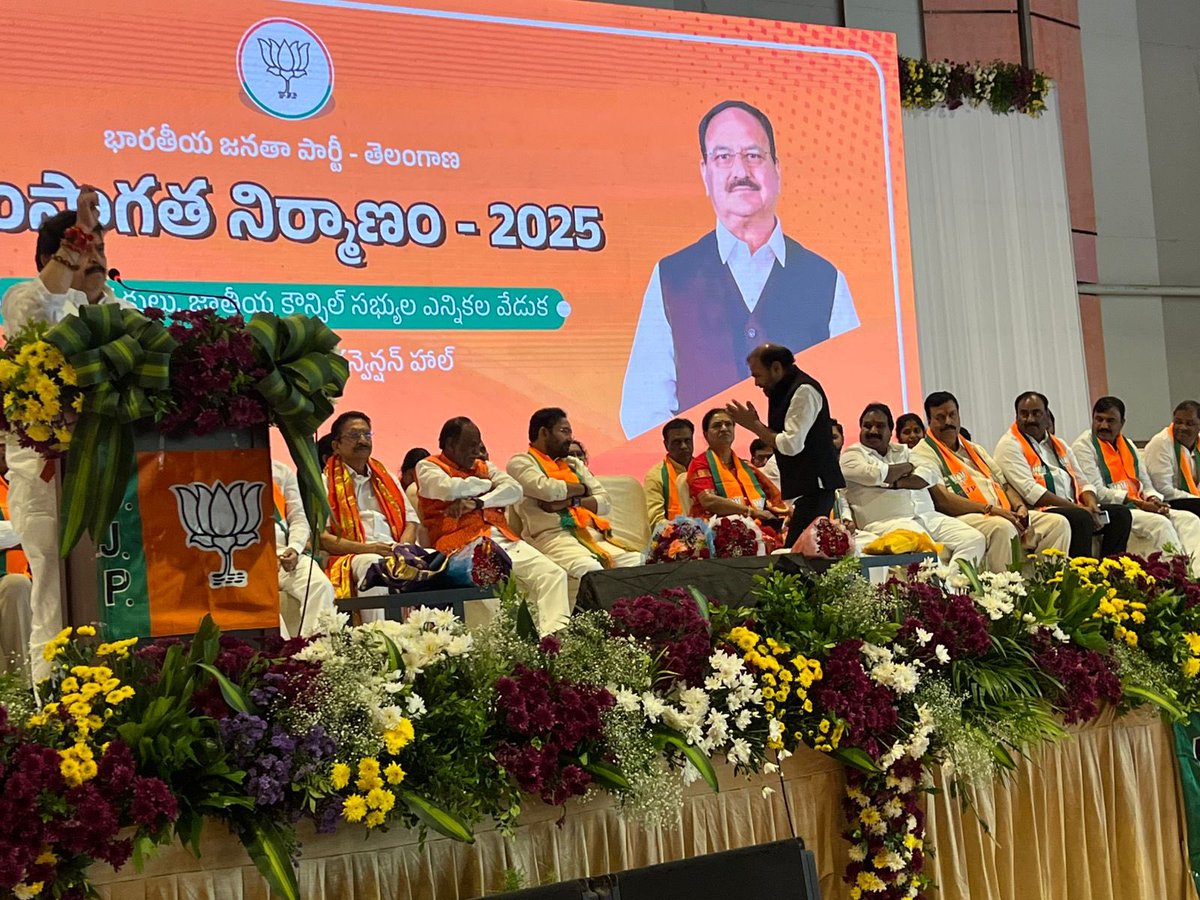 SrinivasGomase's tweet photo. ఈరోజు హైదరాబాదు లో కొత్తగా ఎన్నికైన బిజెపి పార్టీ తెలంగాణ రాష్ట్ర అధ్యక్షులు ఎన్ రామచంద్రారావు గారి సన్మాన కార్యక్రమంలో  పాల్గొని శుభాకాంక్షలు...💐
 తెలియజేయడం జరిగింది. 

పెద్దపల్లి పార్లమెంటు బీజేపీ కంటెస్టెంట్ అభ్యర్థి 
*శ్రీనివాస్ గోమాసే గారు*
@N_RamchanderRao @BJP4Telangana https://t.co/Yiy03ndQex