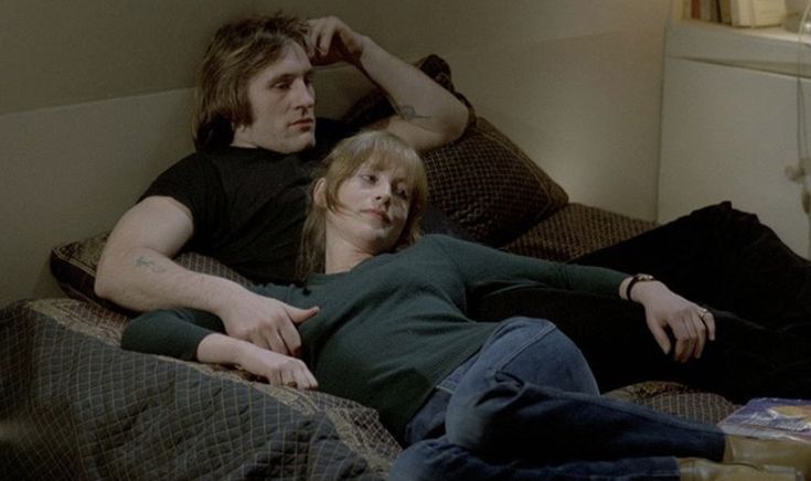 مرا می‌بینی؟
می‌بینی که یادم نرفته
نغمه‌ای که برایم خواندی
وُ یاد می‌آوَردمْ ما را آن نغمه
عاشقم بودی وُ بودم عاشقت
تمامش کردیم
عاشقت بودم وُ بودی عاشقم
اما زندگی فصل می‌کندشان
عُشاق را
آرام
وُ
آرام.

ـــ‌ژاک پِرِور