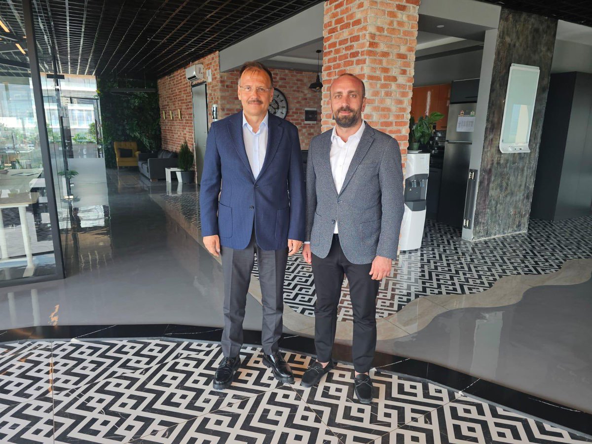 Cumhurbaşkanlığı Hukuk Politikaları Kurulu Üyesi, önceki dönem Başbakan Yardımcımız Sayın Hakan Çavuşoğlu’nu makamında ziyaret ettim.
Kıymetli ev sahipliği ve samimi sohbeti için teşekkür ederim.