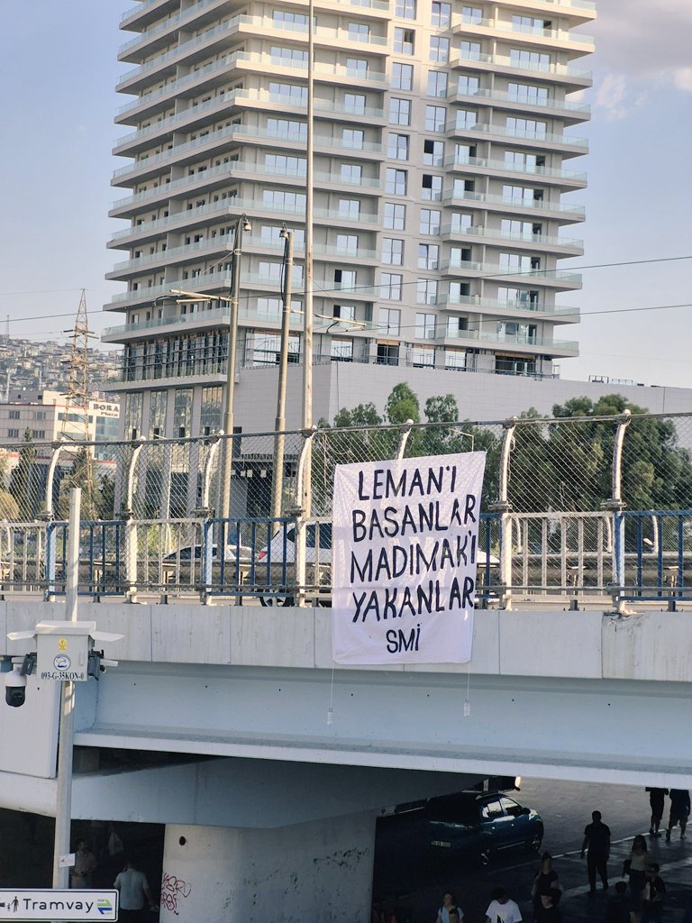sminisiyatif7's tweet photo. 📍İzmir 
Leman'ı Basanlar Madımak'ı Yakanlar

Madımak Katliamı'nın yıldönümünde Madımak'ı yakan zihniyetin devamcısı dinci güruh sokaklarda provokasyona devam ediyor. 

Madımak'tan bugüne tarikatlerde, cemaatlerde suç işleyen, çocukları istismar eden, katleden bu yapılara karşı mücadeleyi büyüteceğiz. 

Madımak bir daha olmasın diye, Aladağ'da çocuklar yanmasın diye, Ensar'da çocuklar istismara uğramasın diye örgütlenelim, mücadeleyi büyütelim.