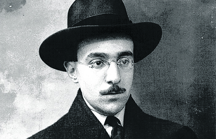 jornalnota's tweet image. "Quero, terei;
Se não aqui;
Noutro lugar que ainda não sei.
Nada perdi;
Tudo serei"

Fernando Pessoa