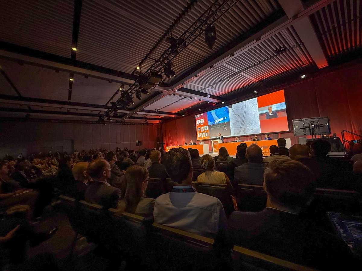 AnterisTech's tweet image. Last week Dr. Ole De Backer presented a DurAVR® THV case recording to a packed room at New York Valves! The case from Rigshospitalet in Copenhagen showcased DurAVR® THV’s paradigm-shifting hemodynamic performance with a predictable and familiar balloon-expandable delivery. Unlike…