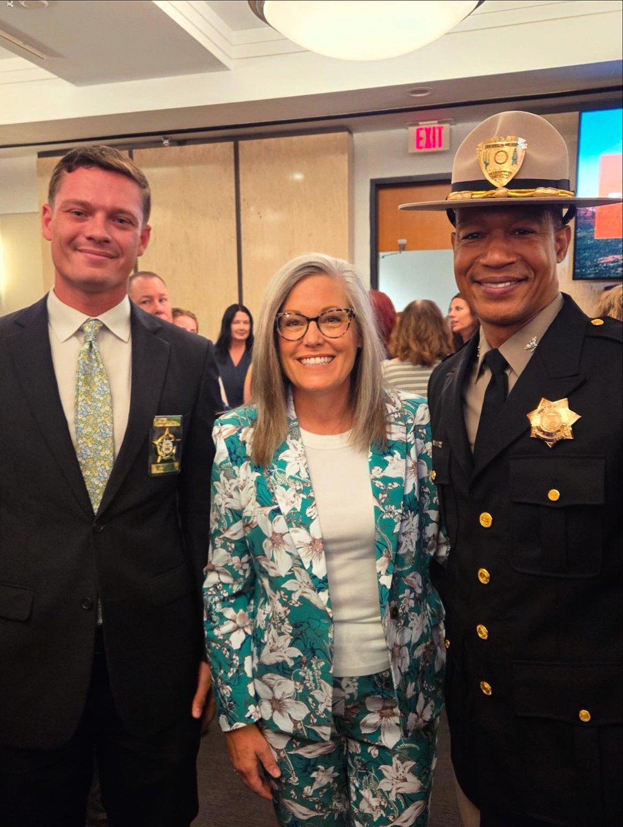 AZ_FOP_32's tweet image. Lodge 32 attended the AZ budget signing. We helped secure a 5% raise for State Troopers — a step forward.
Much more work ahead to ensure all DPS employees are fairly compensated.
Thank you @GovHobbs, @AZDPS Dir. Glover, @AZTroopers & lawmakers.
#AZTroopers #ArizonaBudget #FOP