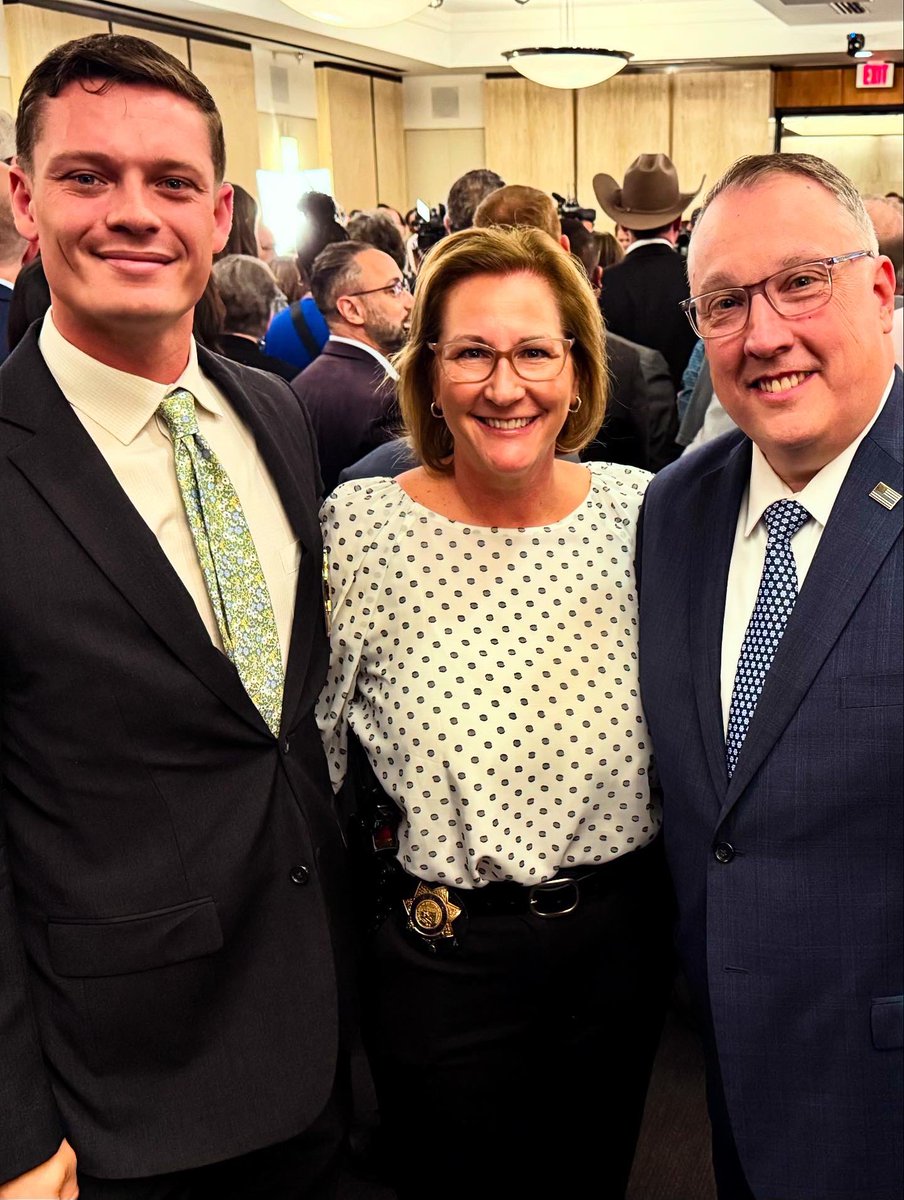 AZ_FOP_32's tweet image. Lodge 32 attended the AZ budget signing. We helped secure a 5% raise for State Troopers — a step forward.
Much more work ahead to ensure all DPS employees are fairly compensated.
Thank you @GovHobbs, @AZDPS Dir. Glover, @AZTroopers & lawmakers.
#AZTroopers #ArizonaBudget #FOP
