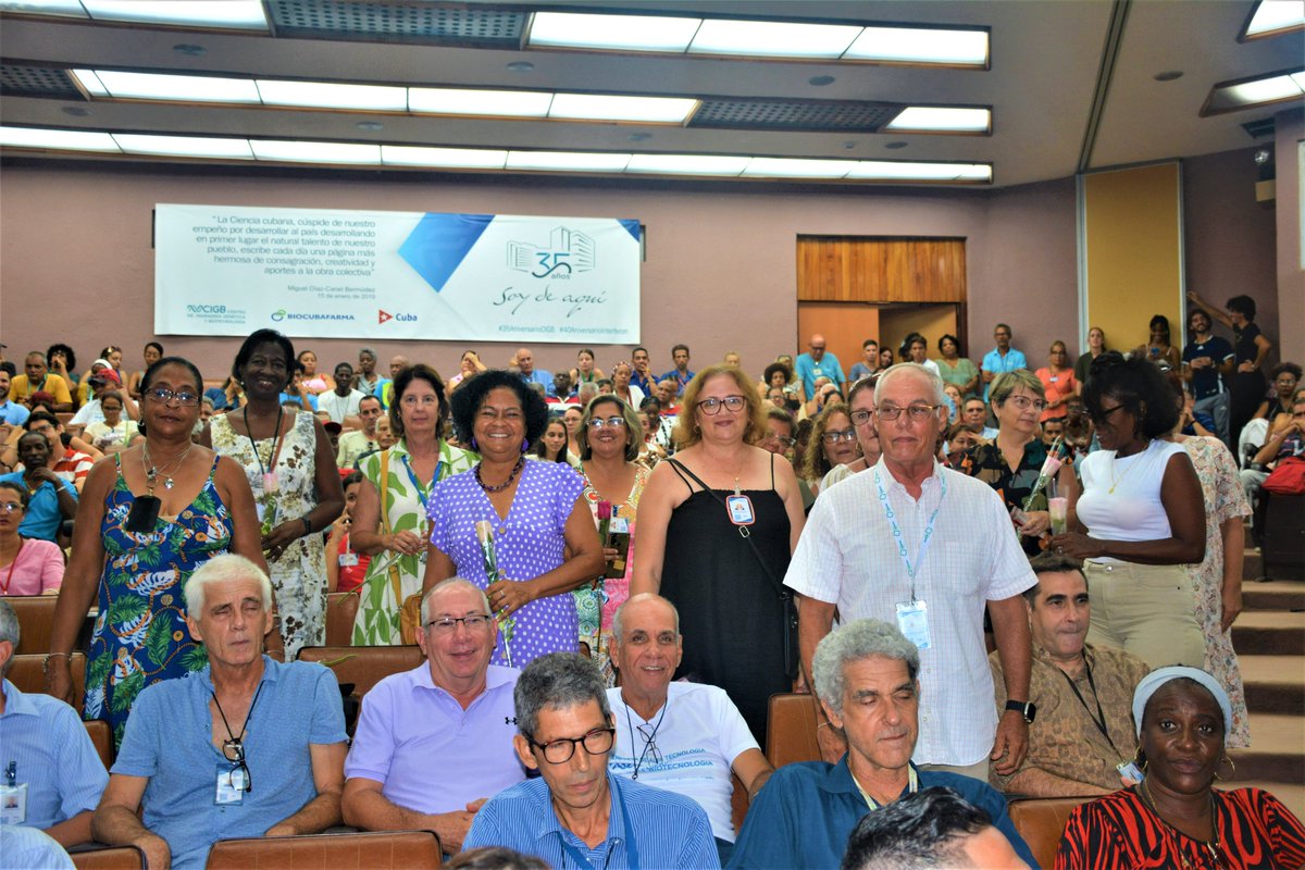 También reconocemos a los trabajadores con 35 años de labor ininterrumpida en el <a href="/CIGBCuba/">CIGBCuba</a>. Ellos son... 👇¡Para ustedes, muchas felicidades!