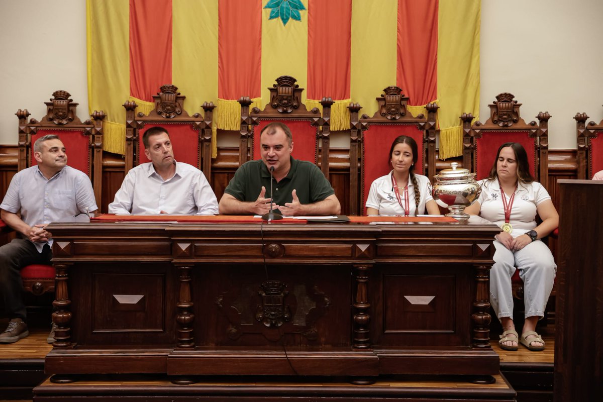 🏆 Avui hem rebut al Saló de Plens l’equip femení del <a href="/clubegara/">Club Egara</a>, campiones de la Copa de la Reina 2025!

🏑 Un triomf històric en el 90è aniversari del club que enforteix (encara més) l’indestructible vincle entre #Terrassa i el hockey.

👏🏼 Gràcies per fer-nos vibrar, campiones!