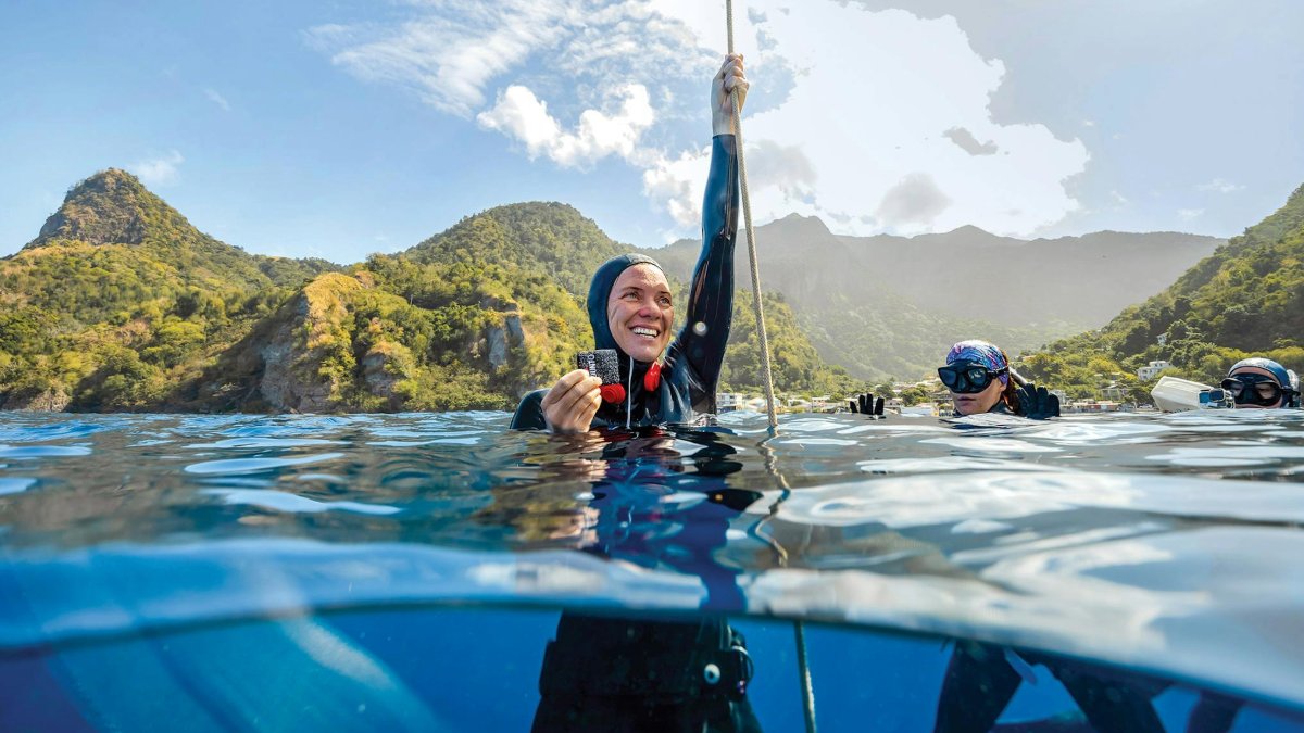 ricealumni's tweet image. Sara Burnett '06 started free diving in July 2023, and less than a year later she was selected to join the U.S. women’s free diving team. Read her Texas Monthly feature at bit.ly/4l6DaUD.