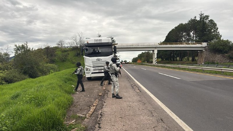 Santiagod181281's tweet photo. En el marco de la “Estrategia Balam”
La @GN_MEXICO_ al realizar recorridos de seguridad, inspección y vigilancia, sobre la Carretera #Maravatio-#Zapotlanejo lograron el aseguramiento de 1 tractocamión; que cuenta con reporte de robo; logrando recuperarla. https://t.co/htoCdc3mvO