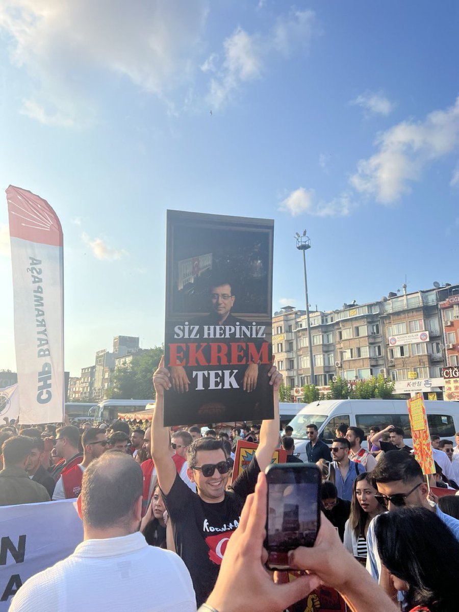 Siz hepiniz, Ekrem tek!

#sarachanedeyiz