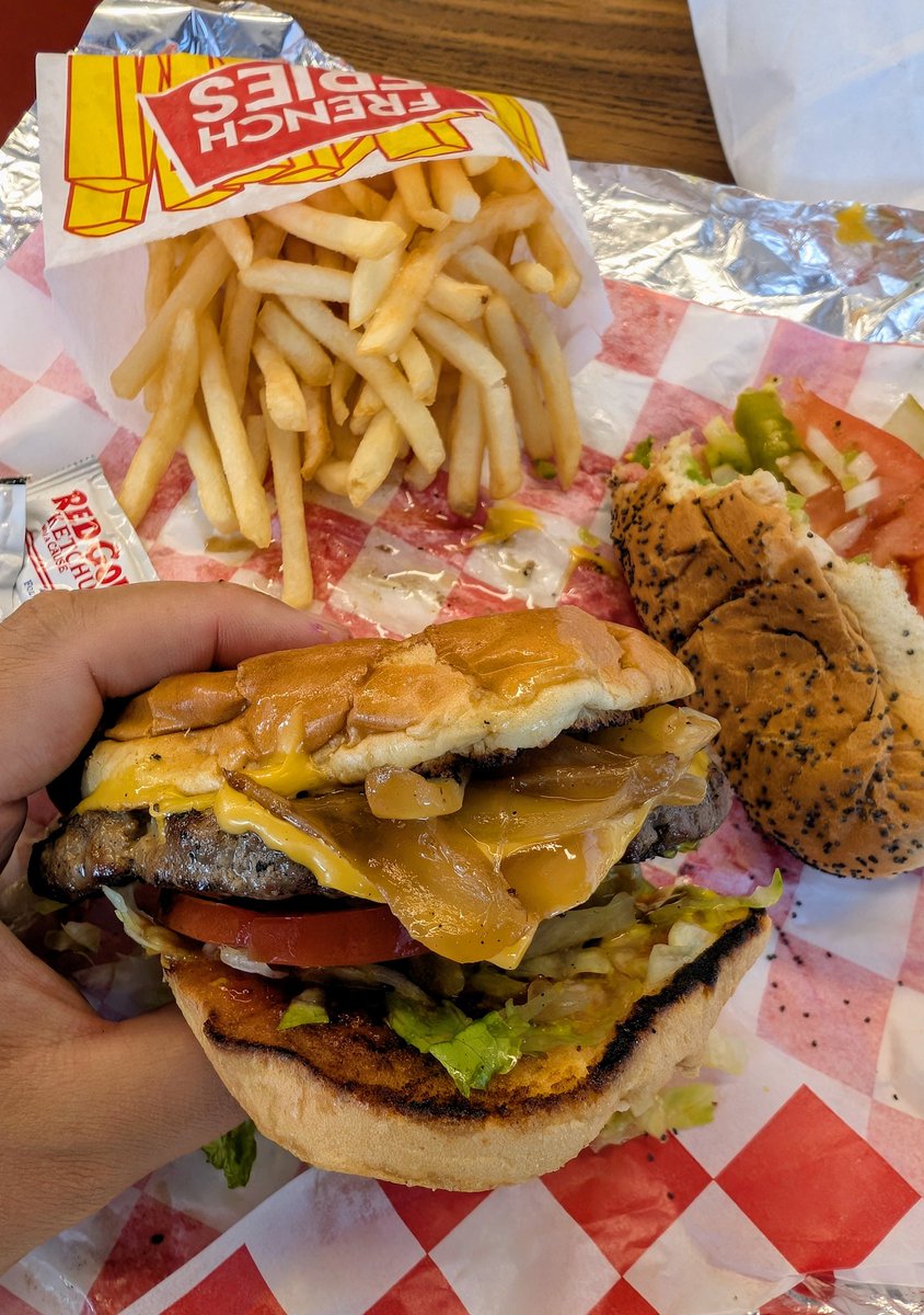 Maybe my favorite Chicago-style fast food joint! I always get a burger, hotdog, and/or fries slash cheese fries 🍔🌭🍟🐺
📍Wolfy's
2734 W Peterson Ave, Chicago, IL 60659
