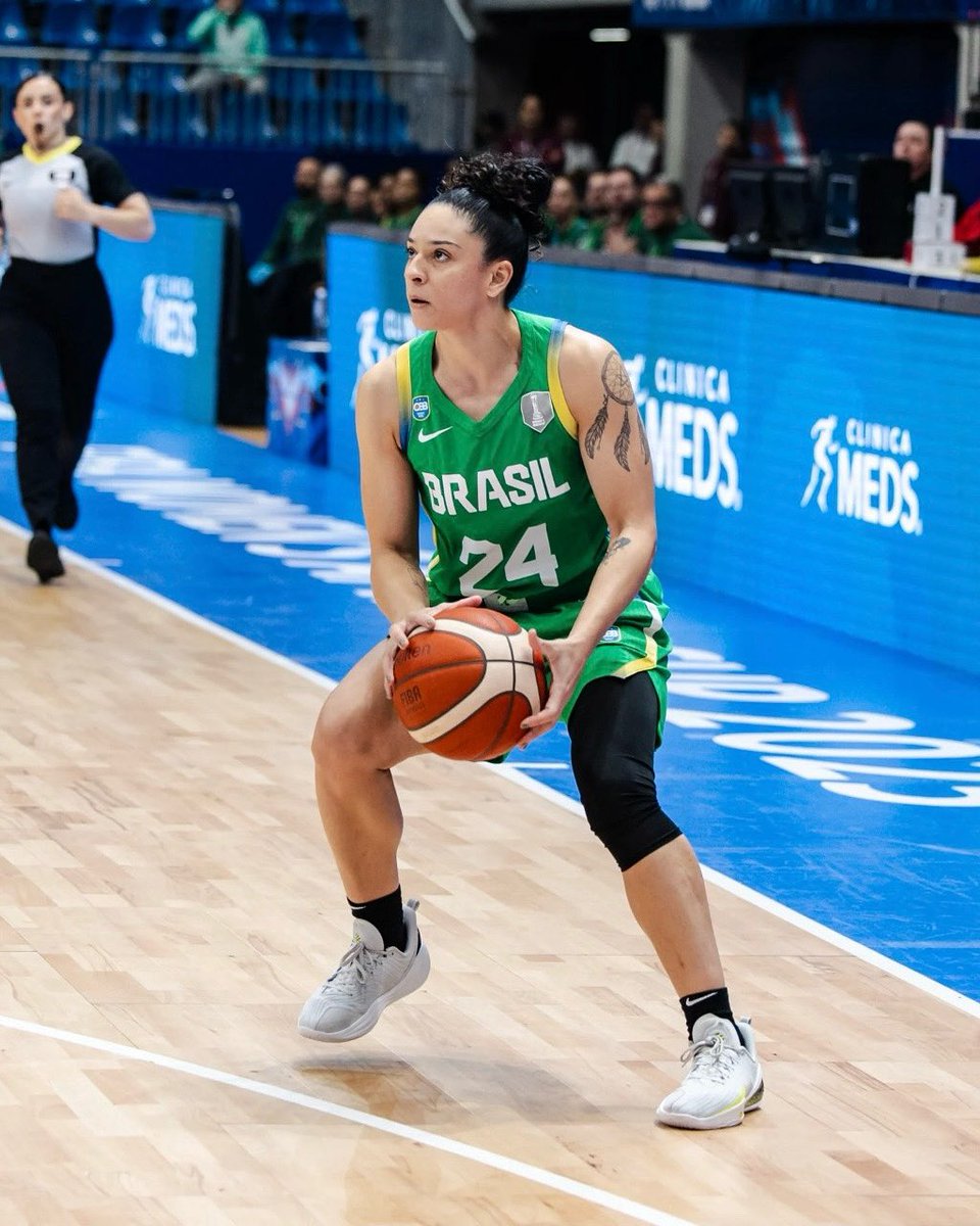 Mais uma vitória da seleção com Alana em quadra! 🤩⚫⚪

A nossa armadora esteve presente na vitória do Brasil contra a República Dominicana (🇩🇴) nesta terça. A equipe venceu por 73 a 46. 🇧🇷

O Brasil volta às quadras amanhã, contra El Salvador (🇸🇻).

📸 FIBA / Divulgação