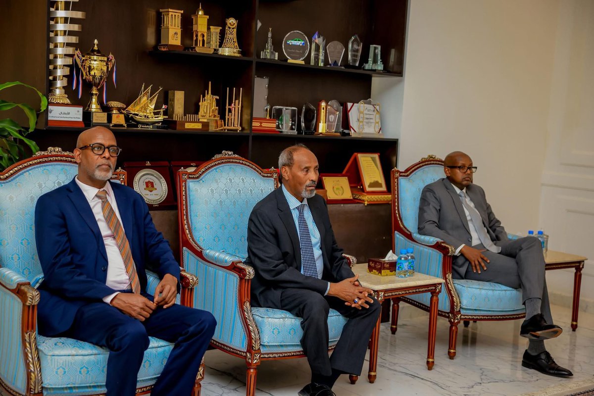 Push and pull factor. 

If you are bewildered by the recent setbacks and blunders of the president <a href="/Abdirahmanirro/">Cabdiraxmaan Cirro</a> you now have the faces of those responsible for these catastrophes in a single frame. 

The president bears the ultimate responsibility.