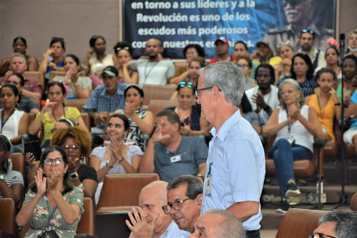 ¡Trabajadores con más de 4 décadas al servicio de la ciencia cubana en el CIGB! Ellos son... 👇
¡Para ustedes, muchas felicidades! 🎊🎉