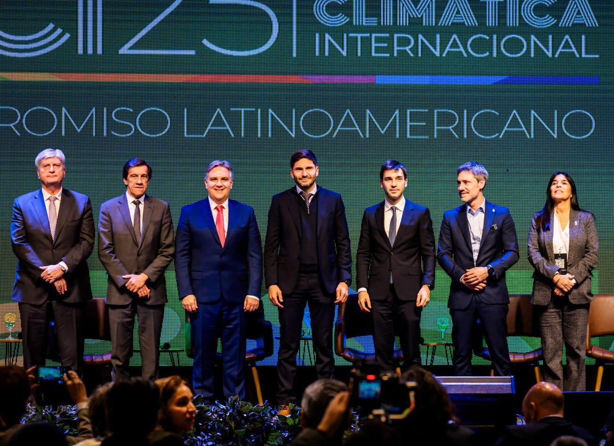CHUBUT TIENE TODO LO QUE EL MUNDO NECESITA

Desde la Conferencia Climática Internacional, volvimos a decirlo claro: sin sostenibilidad, no hay futuro.

Hoy Chubut tiene lo que el mundo busca: los mejores vientos, puertos de aguas profundas, recursos estratégicos y una posición