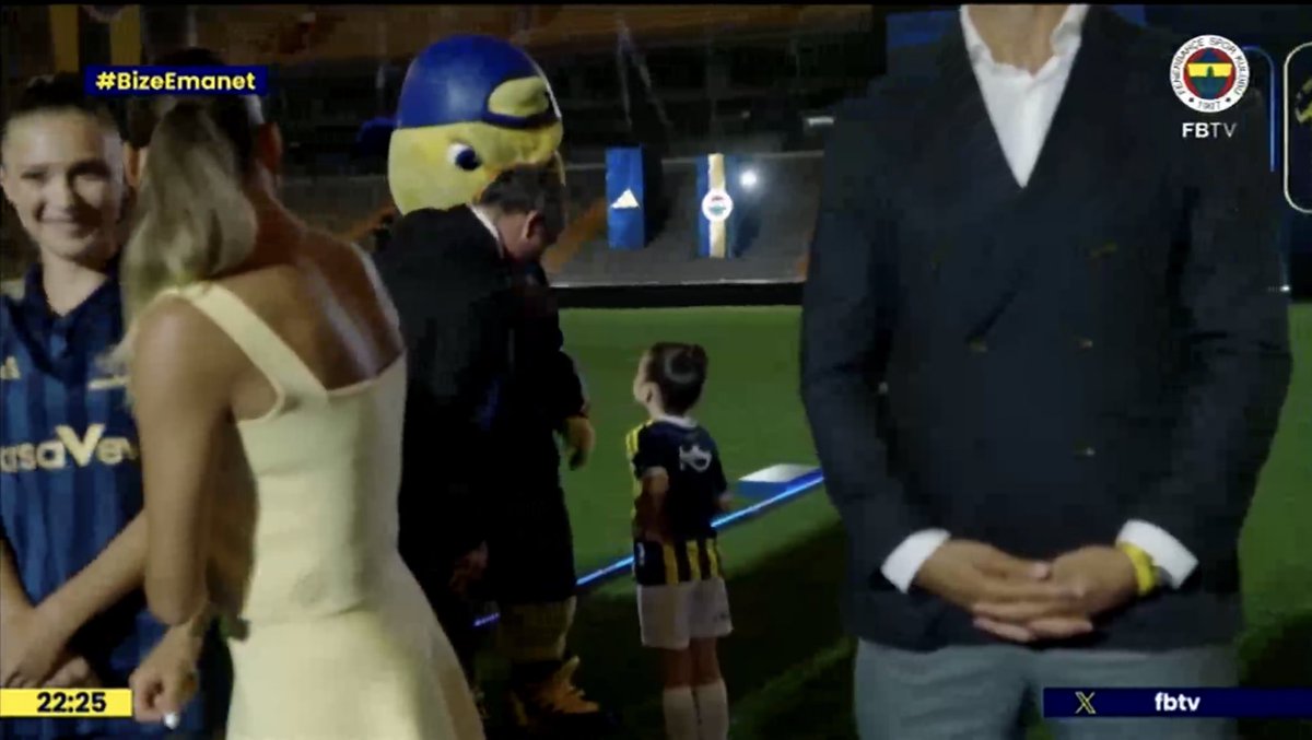 İkra, güzel yavrum ne güzelsin. Orada olmak isteyen onbinlerce çocuk için de çubuklu sana emanet. İyi ki Fenerbahçe var. 💛💙 #BizeEmanet