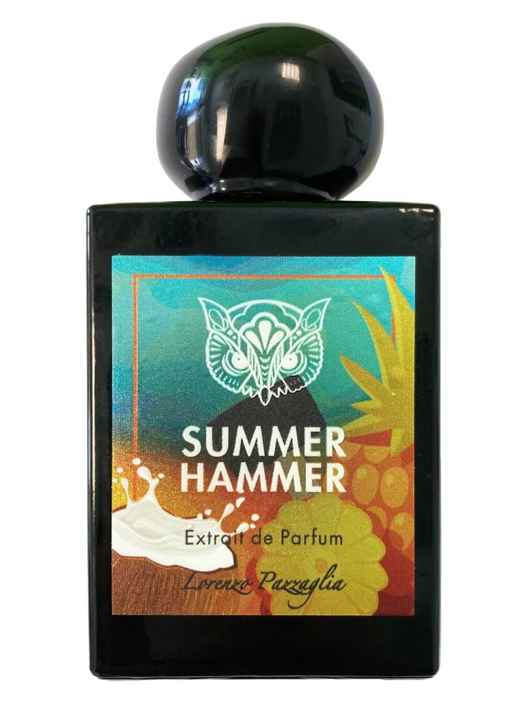 عطر اليوم هو  Summer Hammer  من  Lorenzo Pazzaglia .. كأنك تحتضن صيفًا استوائيًا ساحرًا!
افتتاحية من مانجو وأناناس مع جوز الهند والبرغموت، يُنعشها الروم الأبيض. قلبٌ ناعم من لبن جوز الهند وزهور بيضاء تتماوج مع النسيم البحري، وتختتم بقاعدةٍ مخملية من المسك، خشب الصندل، العنبر