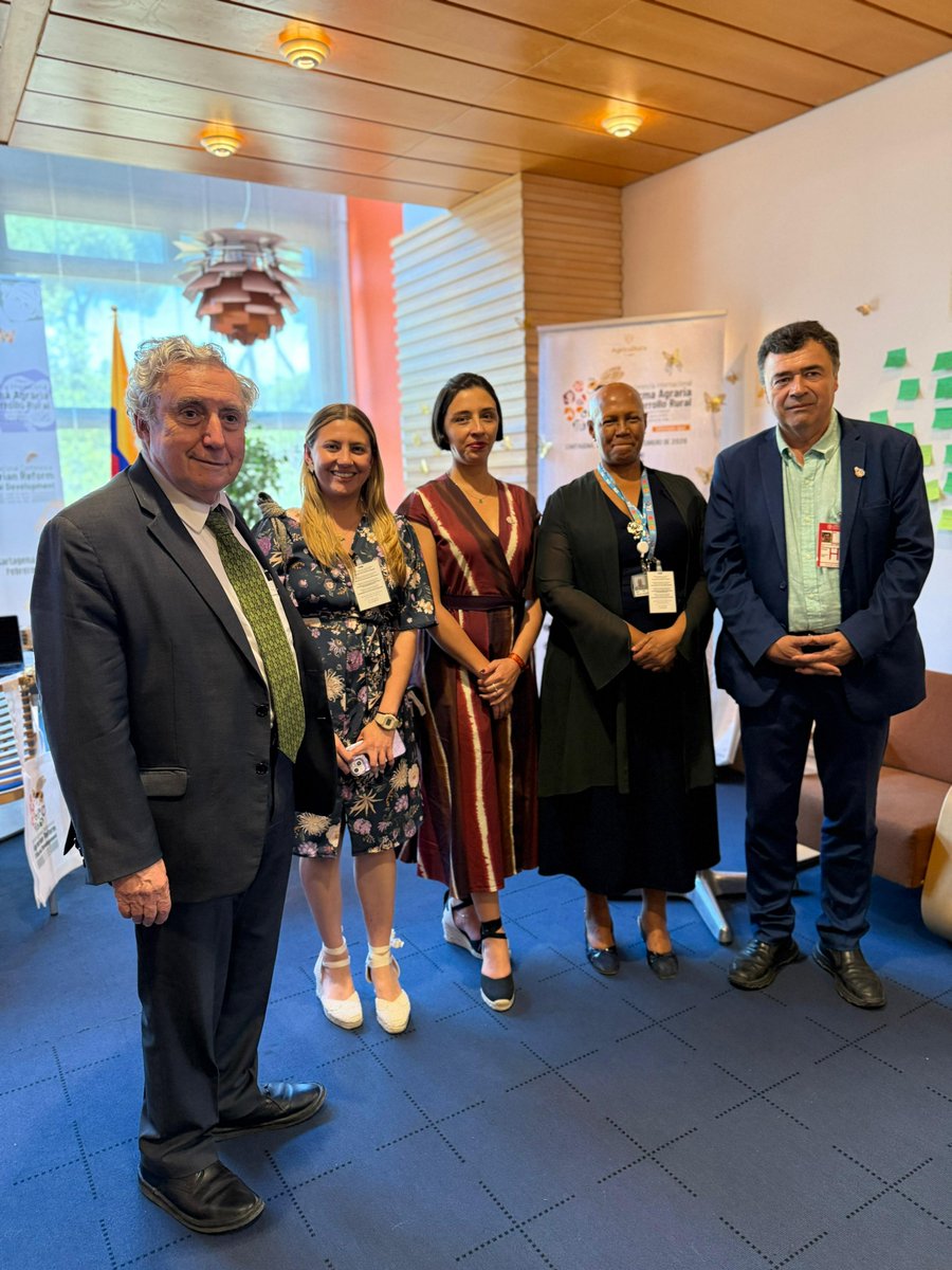 MinAgricultura's tweet photo. #MinAgriculturaEnRoma 🇮🇹 | El ministro de Agricultura de Chile, Esteban Valenzuela (@tvalenzuelavt), visitó el stand de la II Conferencia Internacional de #ReformaAgraria y Desarrollo Rural +20, Cartagena 2026,🐝 acompañado por la ministra @MCarvajalinoV, 👥 en la sede de la @FAO en la capital italiana. ¡La #RevoluciónPorLaVida lidera la lucha global por la #TierraParaLaVida! 🫱🏽‍🫲🏾🌾