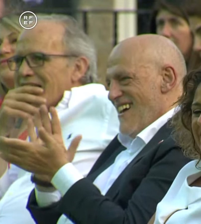 los dientes de este señor es como tu funda transparente después de un año en tu bolsillo