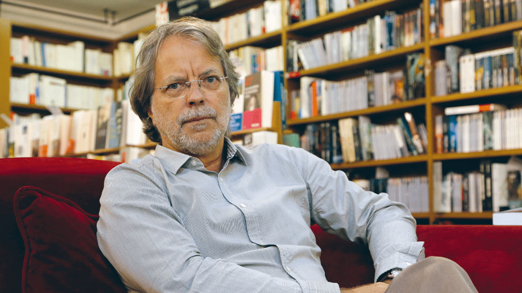 jornalnota's tweet image. "Preciso ser um outro para ser eu mesmo
Sou grão de rocha
Sou o vento que desgasta
Sou pólem sem insetos
Sou areia sustentando o sexo das árvores
Existo onde me desconheço
Aguardando meu passado
Ansiando a esperança do futuro num mundo que combato
Morro no mundo por que luto…
