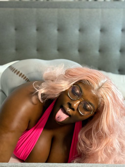 Watch Official KinkChic's leaked NSFW photo on TwXstars