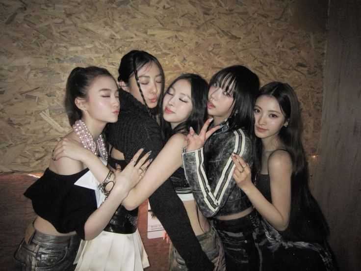 💖 𝐇𝐀𝐏𝐏𝐘 𝟑𝟎𝟎 𝐃𝐀𝐘𝐒 𝐎𝐅 𝐌𝐄𝐎𝐕𝐕 💖

#MEOVV #미야오
#MEOVV_DEBUT_300DAYS