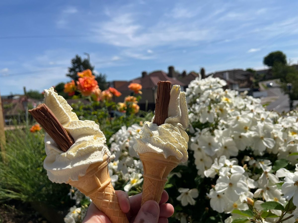 nishantkumar07's tweet image. Scorching sun on full blast. Perfect day for two cones and no regrets!