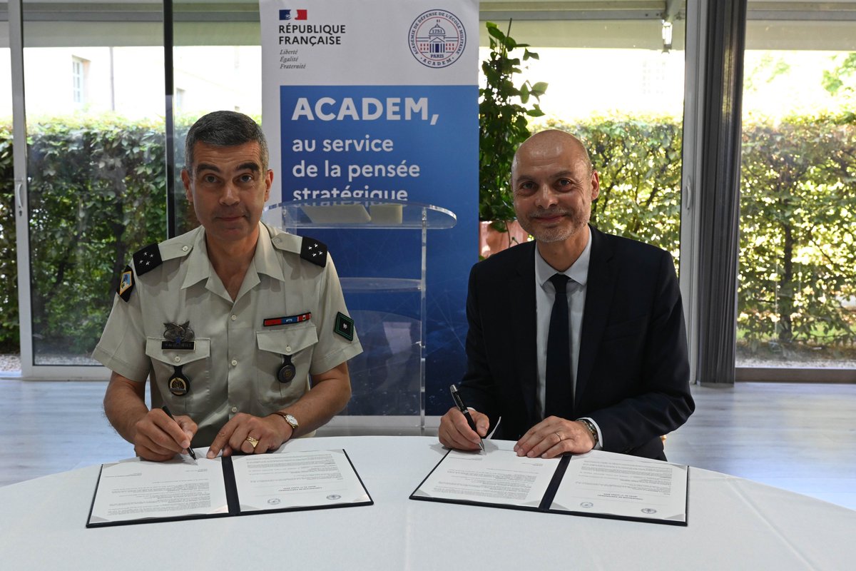 acad_em's tweet photo. 🚀 Diplomatie et défense : penser ensemble les enjeux de demain

Dans un monde en pleine transformation, où l’information devient un champ de bataille et l’influence un levier stratégique, la diplomatie et la défense doivent avancer de pair.

C’est dans cet esprit que l’Académie diplomatique et consulaire et l’Académie de défense de l'École militaire ont officiellement signé leur partenariat aujourd’hui en présence de Didier Le Bret et Hervé de Courrèges.

🎯 Objectifs :
- construire une réflexion commune et prospective sur les grands défis à venir — conflits hybrides, cybersécurité, recomposition des rapports de force internationaux — en associant pleinement la société civile.
- partager des outils et des méthodes.

📆 Prochaine échéance du partenariat : La Fabrique de la Diplomatie qui aura lieu les 5 et 6 septembre prochains. L’#ACADEM y participera activement pour imaginer, débattre et co-construire des projets fédérateurs d'énergies.

#Diplomatie #Défense #Prospective #Géopolitique #Influence #Stratégie