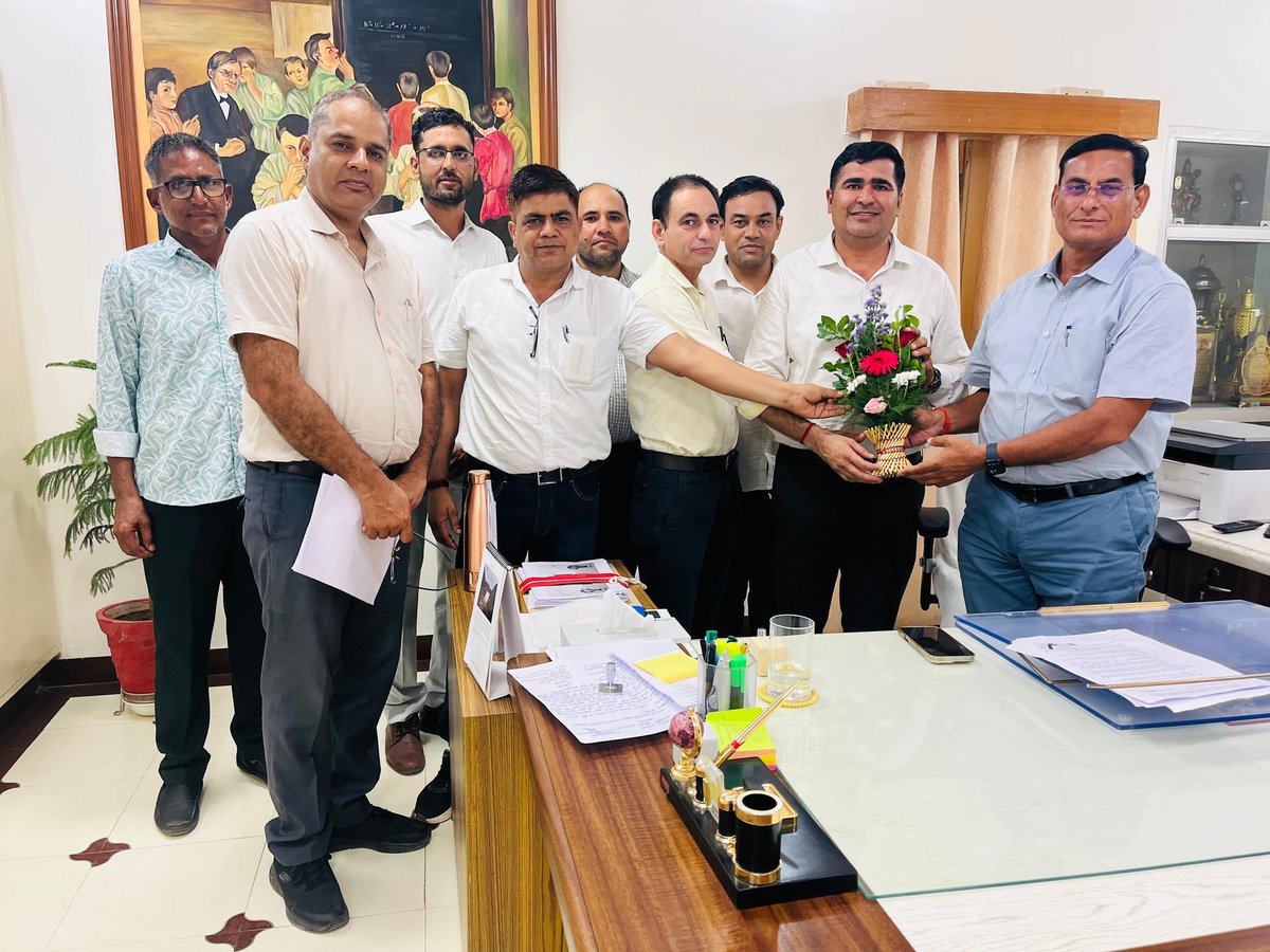 निदेशक साहब श्री सीताराम जी जाट से मुलाकात कर नए सत्र एव नई जिम्मेदारी के लिए शुभकामनाएं प्रेषित कर प्राचार्य, उप प्राचार्य डीपीसी, काउन्सलिंग,केविएट,mggs अधिशेष पदस्थापन,1 अप्रैल की तिथि में वरिष्ठता,mggs शेष पदस्थापन 
मुद्दों पर चर्चा की । निदेशक साहब ने  सकारात्मक आश्वासन दिया