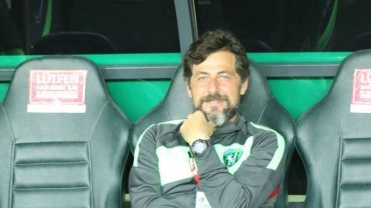 BoraNumanoglu's tweet photo. Turgay Karslı: Oyunun Ötesinde Bir Futbol Aydını ✔️

Futbolun sadece bir oyun olmadığını bilen, her adımında bu bilinci taşıyan nadir teknik adamlardan biridir Turgay Karslı. Onun futbol yaklaşımı; yalnızca sahada alınan sonuçlarla değil, oyunun arka planına, insan doğasına ve toplumla kurduğu bağa dair derin kavrayışıyla şekillenir. Turgay Karslı, taktik tahtasının başında bir teknik direktör; soyunma odasında bir eğitmen; sahne dışında ise tam anlamıyla bir düşünce insanıdır.

Teknik direktörlük kariyerinde disiplinli çalışma anlayışı, takıma kazandırdığı aidiyet duygusu ve sahadaki akılcı stratejileriyle fark yaratan bir liderdir. Oyuncularıyla kurduğu samimi ve güvene dayalı ilişki, soyunma odasındaki saygının temelini oluşturur. Onun olduğu yerde takım olmak sadece sahada değil, hayatın her alanında bir duruştur.

Eğitimli duruşu, farklı disiplinlerden beslenen bir entelektüel birikimle birleşir. Futbol felsefesine yalnızca antrenman metodolojileri ya da maç içi varyasyonlar yön vermez; sosyoloji, psikoloji ve tarih bilgisi de onun karar alma süreçlerinin ayrılmaz bir parçasıdır. Takım ruhunu inşa ederken bireysel özgüveni, liderliği kurgularken kolektif bilinci, başarının tanımını yaparken de ahlaki değerleri esas alır.

Her oyuncusuna sadece bir formayı değil, aynı zamanda gelişim fırsatı sunar. Oyuncularını birer sporcu olarak değil, birey olarak da beslemeye çalışır. Onun takımında olmak, aynı zamanda kendini tanımak ve sınırlarını zorlamayı öğrenmektir.

İnsan olarak ise Turgay Karslı; tevazuuyla, ilkeleriyle ve tutarlılığıyla etrafına ilham veren bir kişiliktir. Popülizme kapılmadan, günü kurtarma telaşına düşmeden uzun vadeli vizyon kurabilen ender hocalardandır. Oyuna gösterdiği saygı, insana gösterdiği özenle bütünlük içindedir.

Kimi isimler başarıyı sayılarla anlatır, kimi isimler ise karakteriyle… Turgay Karslı her ikisini birden taşıyan, Türk futbolunda “aydın” kimliğiyle öne çıkan, iz bırakan bir futbol insanıdır. Onun varlığı, bir takımı sadece skor tabelasında değil, değerler hanesinde de yukarı taşır.