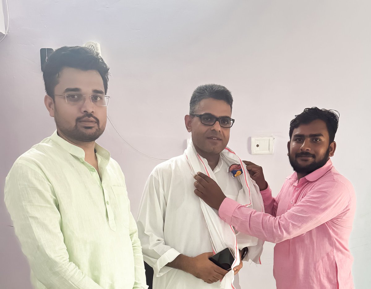 PratikKushRLM's tweet photo. बिहार राज्य नागरिक परिषद के उपाध्यक्ष बनाए जाने पर पार्टी के राष्ट्रीय प्रधान महासचिव एवं  हमारे मार्गदर्शक @MAnandOfficial सर से मिलकर बधाई एवं शुभकामनाएं दिया।
@UpendraKushRLM  @RLMofIndia https://t.co/UwGXRJlSwA