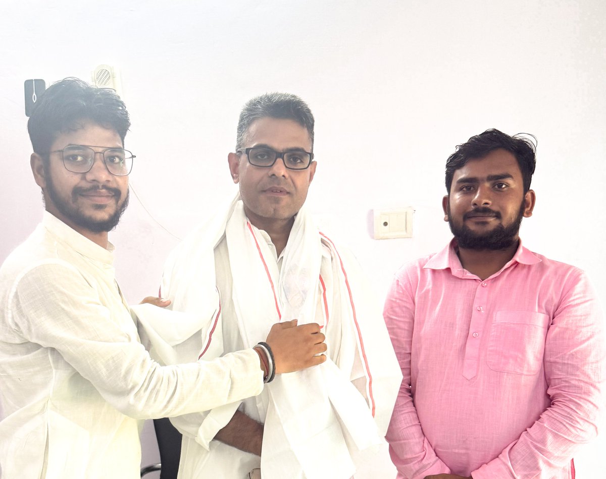 PratikKushRLM's tweet photo. बिहार राज्य नागरिक परिषद के उपाध्यक्ष बनाए जाने पर पार्टी के राष्ट्रीय प्रधान महासचिव एवं  हमारे मार्गदर्शक @MAnandOfficial सर से मिलकर बधाई एवं शुभकामनाएं दिया।
@UpendraKushRLM  @RLMofIndia https://t.co/UwGXRJlSwA