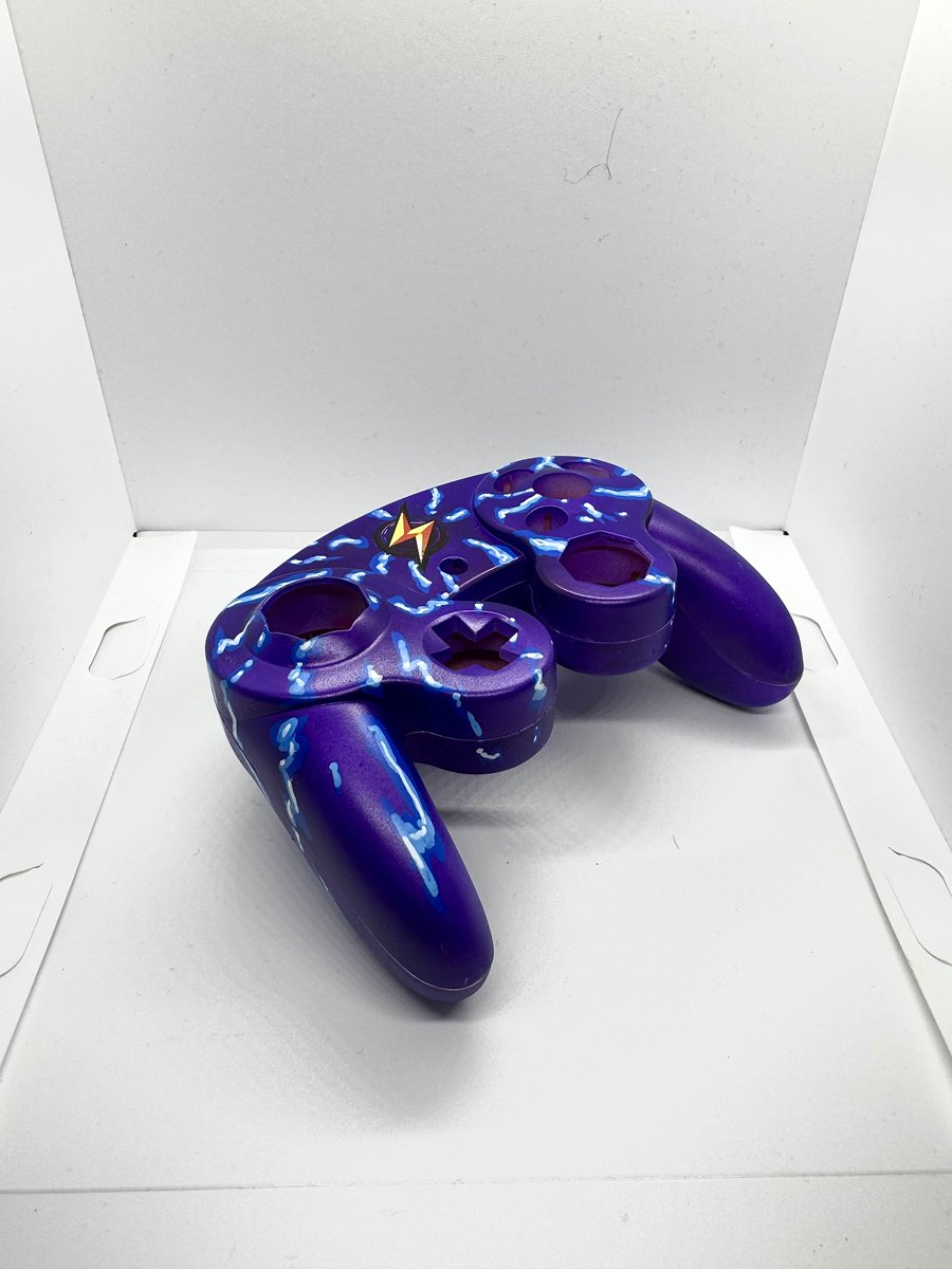 MAD_Smash's tweet image. ⚠️¿Te aburre tener siempre la misma carcasa de mando?⚠️

¡No te preocupes! En el #Thunderdome tendremos a @raipuffpaints vendiendo carcasas hechas por él mismo

Eso no es todo ¡También tendremos carcasas personalizadas del Thunderdome! Sortearemos una entre todos los que den RT