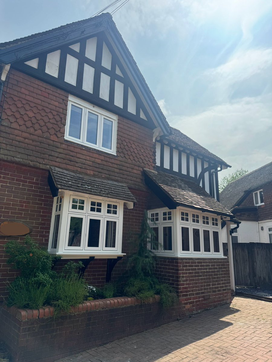 AllardGlazing's tweet image. Recently completed in East Sussex. 

UPVc flush windows that replicate traditional timber appearance including butt joints. Flush french doors.

#Solidor composite entrance and stable door.

Aluminium #bifold doors.

allarddoubleglazing.co.uk/products/

#flushwindows #upvc #aluminium #bifold