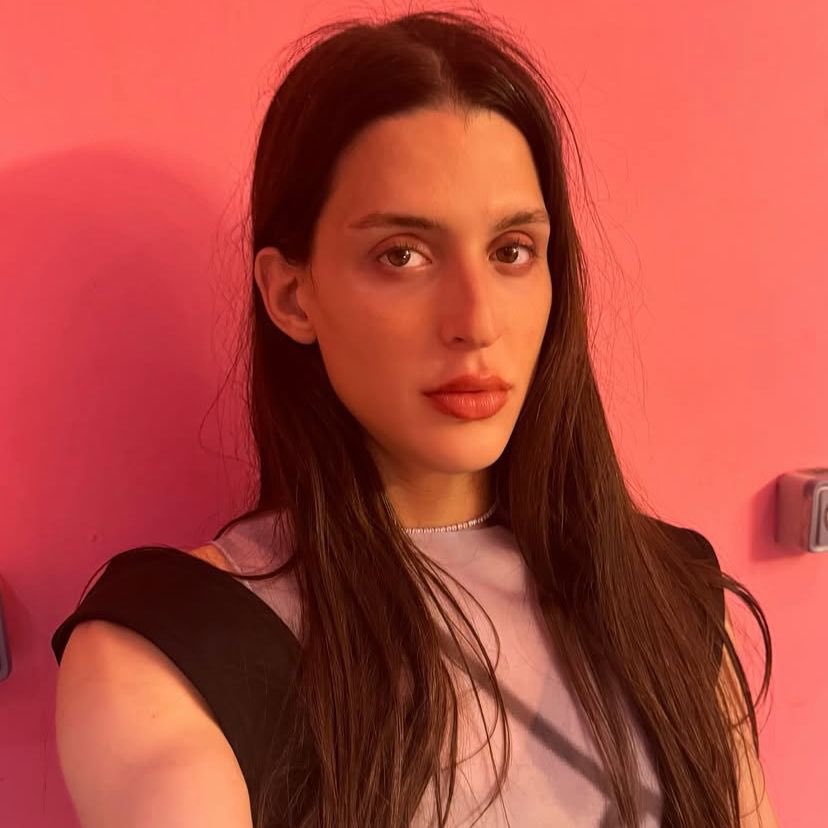 updatecultura's tweet photo. E LÁ VAMOS NÓS! Arca compartilha prints de mensagens que enviou a Sevdaliza no Instagram: 

“Já que você não pode trabalhar comigo, você vai atrás de todos os meus colaboradores? Você diz “protect the dolls”, mas iluminar o gás e se vitimizar por ter roubado uma boneca. Onde você vai parar? E então eu sorrio e te perdoo, e você continua? Agora outro colaborador que você está perguntando? Qual é o seu problema?”
