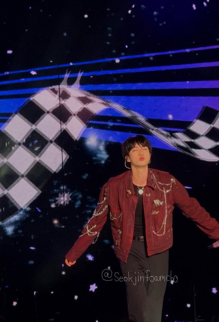 Kseokjinfoamcho's tweet photo. ถึงจะผ่านคอนมา 2 วันแล้ว แต่ก็อยากจะมาเล่าโมเม้นตอนไปคอน #RUNSEOKJIN_epTOUR_GOYANG  มาก  คือเอาจริงๆแบบไม่ไบแอสเพราะเป็นเมนเลยนะ อันนี้เป็นความเห็นและความรู้สึกส่วนตัวล้วนๆ คือเรารับรู้ได้เลยว่าพี่จินมีความสุขมากจริงๆ เหมือนชีวิตพี่คอมพลีทไปอีกเรื่องแล้ว พอจบคอนก็มาบอกใน วว. ว่า อาร์มี่ขอบคุณมากๆนะคับที่มาร่วม Run Seokjin ด้วยกันที่เกาหลี เป็นความทรงจำที่ผมจะไม่มีวันลืมไปตลอดชีวิตเลยคับ 🥺😭💜 สิ่งนี้ทำให้เราอยากจะมาแชร์ความรู้สึกและสิ่งที่เจอใจคอนตอนนั้นจริงๆ