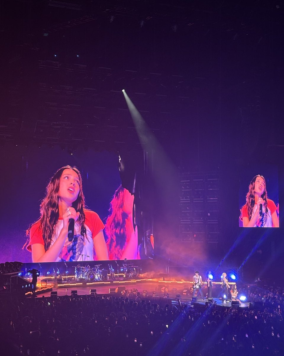 LiviesHQ's tweet photo. #GUTSWorldTourSpilledManchester night 1 through guts guide @cardqns’ eyes: https://t.co/VPvRIorqdq