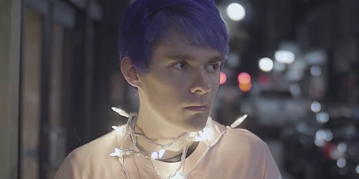 when the lucky people mv dropped and everyone was taking the fuckass christmas light selfies