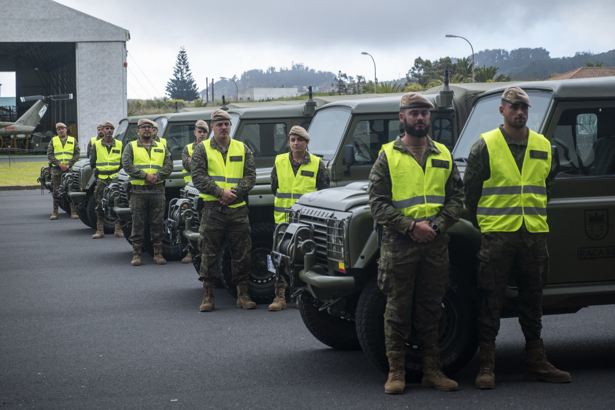 diariodeavisos's tweet photo. 📷📷 El Ejército despliega en Tenerife 920 patrullas y dos helicópteros contra los incendios. Esta será la segunda vez que se firme este acuerdo de colaboración, tras su aplicación en 2024.

📷📷 Fran Pallero https://t.co/BRkOlAmXRa