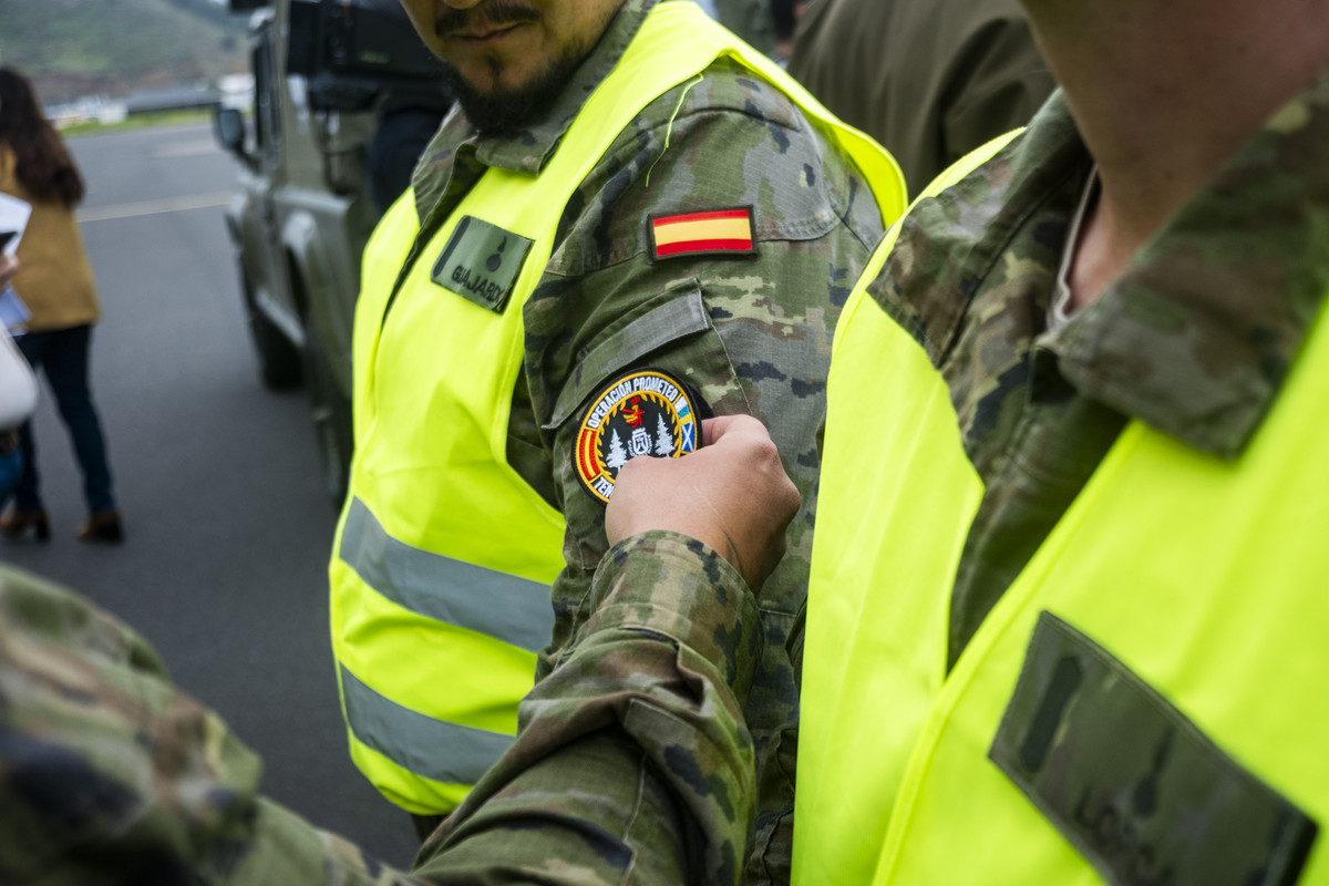 diariodeavisos's tweet photo. 📷📷 El Ejército despliega en Tenerife 920 patrullas y dos helicópteros contra los incendios. Esta será la segunda vez que se firme este acuerdo de colaboración, tras su aplicación en 2024.

📷📷 Fran Pallero https://t.co/BRkOlAmXRa