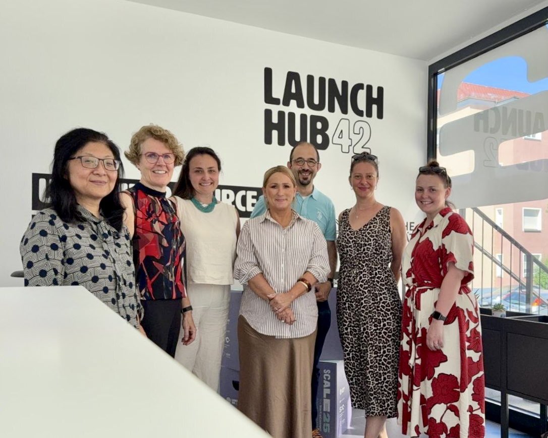 TactileInternet's tweet image. Today at #CeTI, we had the great pleasure of 𝘄𝗲𝗹𝗰𝗼𝗺𝗶𝗻𝗴 𝗣𝗿𝗼𝗳. 𝗡𝗶𝗰𝗼𝗹𝗲 𝗥𝗶𝗻𝗲𝗵𝗮𝗿𝘁 𝗳𝗿𝗼𝗺 @MonashUni!
We're excited about the future of this collaboration! Thanks for the visit!
@tudresden_de @dfg_public
#Neurodiversity #MentalHealth #TactileInternet