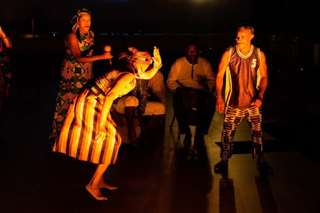 HispanosPress's tweet image. 🎶🔥 ¡Vuelve Viva la Parranda! Música, tambor y sancocho llenan el Colony Theatre del 10 al 27 de julio. Vive la cultura venezolana como nunca antes. 
buff.ly/j6MxM8f 
#VivaLaParranda #MiamiTheater #BetsaydaMachado #CulturaVenezolana #MiamiNewDrama