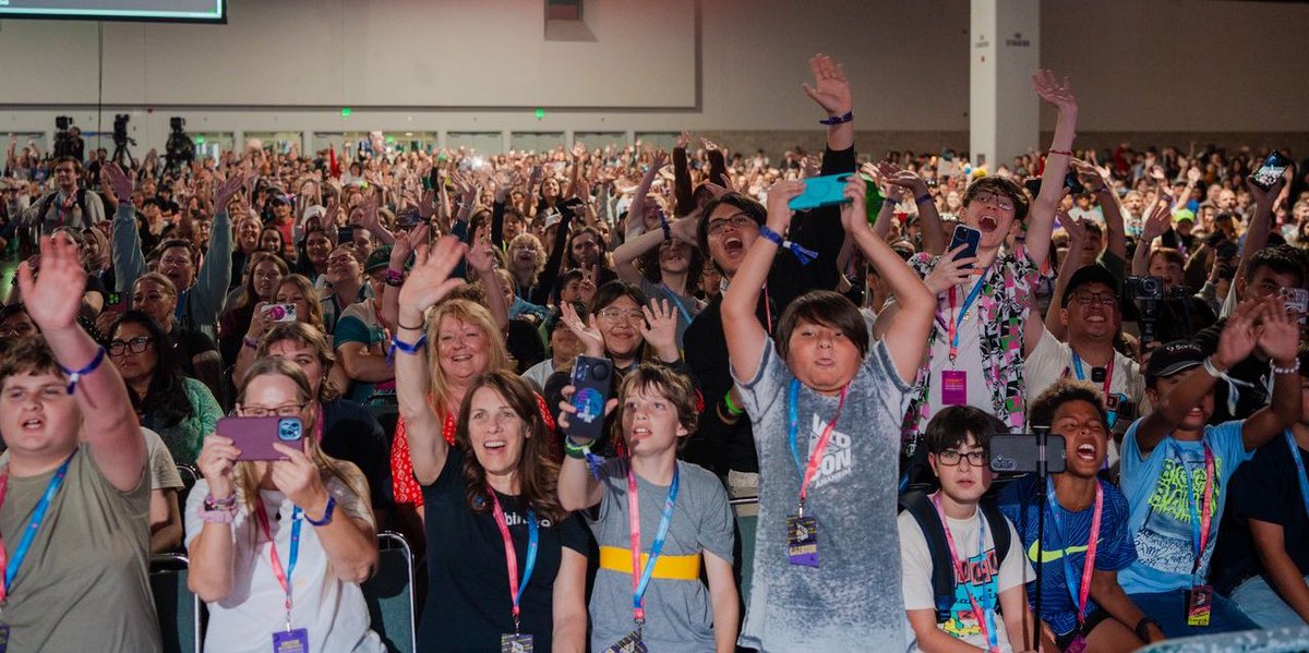 I’m still feeling the love from @vidcon’s MainStage! You all were amazing! 🙌🏼💕