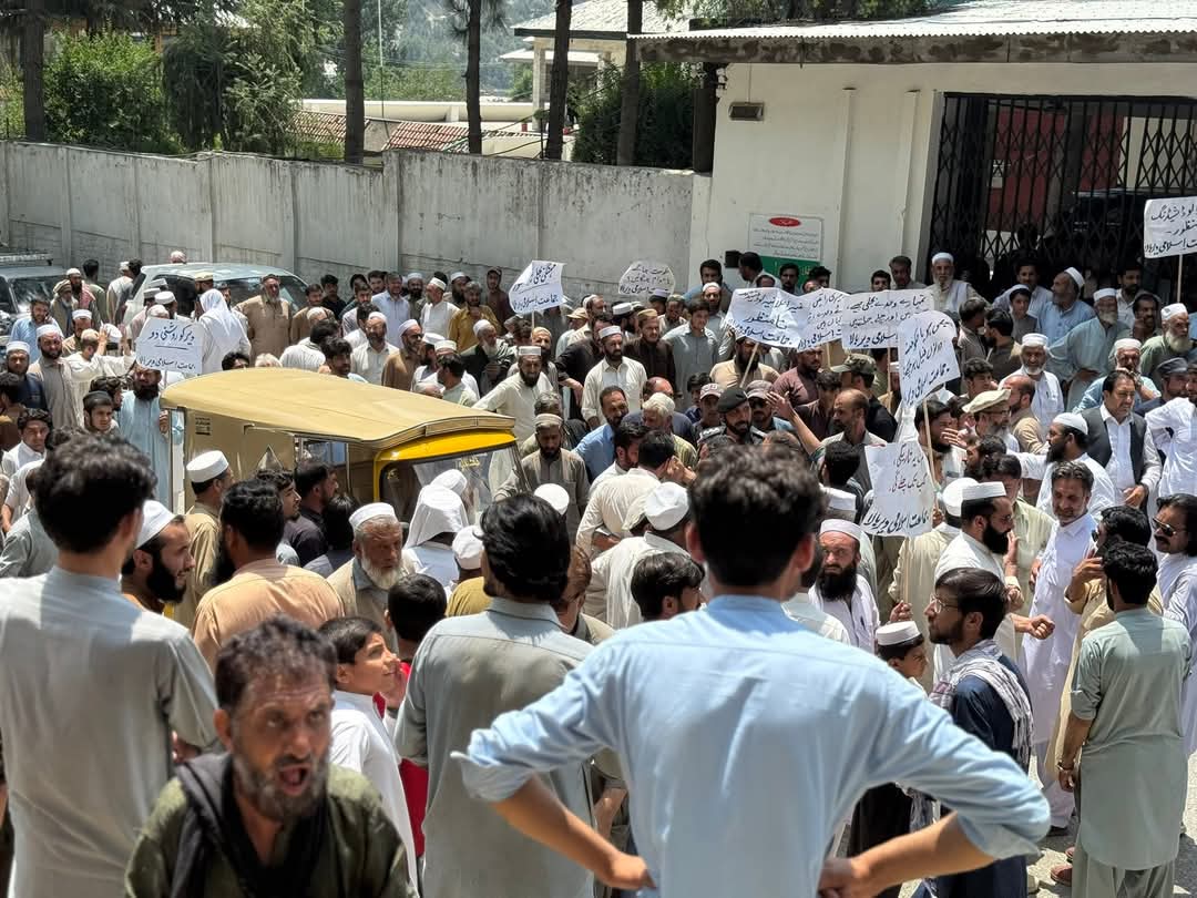 Inayat01's tweet photo. جنریٹر چلانے والوں کو احساس نہیں کہ عام لوگ لوڈشیڈنگ کی اذیت میں کیسے جیتے ہیں۔ ہمیں اس ظالمانہ نظام کے خلاف متحد ہونا ہوگا!#ملاکنڈڈویژن_میں_لوڈشیڈنگ_نامنظور https://t.co/oQ1FrPEXFg