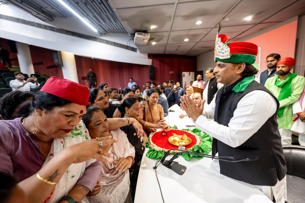 समाजवादी पार्टी, उत्तर प्रदेश
19, विक्रमादित्य मार्ग, लखनऊ
        प्रकाशन/प्रसारण हेतु-    दिनांकः01.07.2025
    समाजवादी पार्टी के राष्ट्रीय अध्यक्ष एवं पूर्व मुख्यमंत्री श्री अखिलेश यादव का 52वां जन्मदिन आज राजधानी लखनऊ सहित पूरे देश और प्रदेश में करोड़ों पार्टी कार्यकर्ताओं