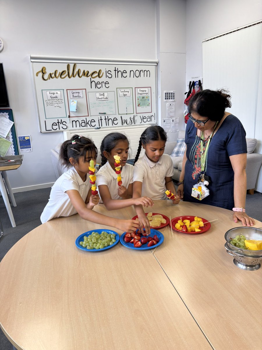 MrsIkram_AMPA's tweet photo. Eco club enjoyed making fruit kebabs this afternoon. We talked about the importance of healthy eating and the role of fruits and vegetables in our diet.  
🍓🍇🍍
@AbbeyMead_TMET https://t.co/WNtlDIuu2S